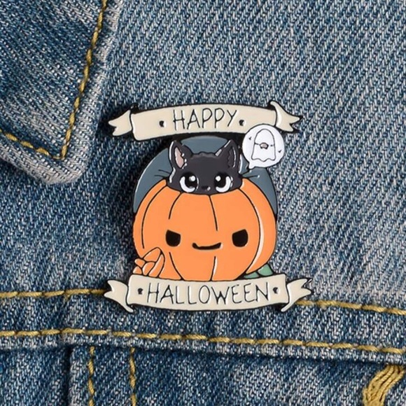 Accessories - NIP HAPPY HALLOWEEN CAT IN PUMPKIN PIN